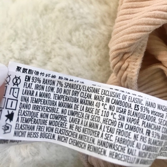 🌻 3/$20 Pink Short Sleeve Ribbed V Neck Bodysuit - Picture 7 of 7